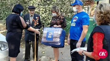 Ветеран Николай Андреевич Смоляков получил в подарок телефон