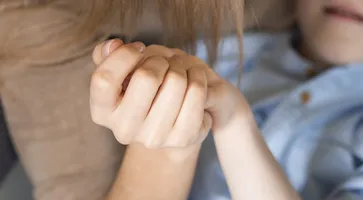 prelestnyi-molodoi-mal-cik-igraa-so-svoei-mater-u