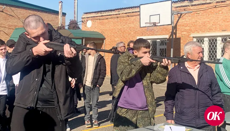 В День призывника семи юношам вручили повестки