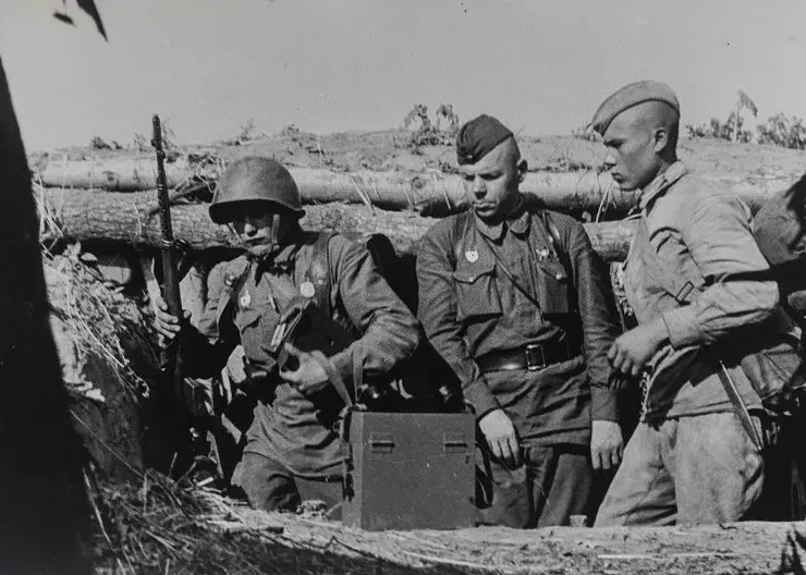 На дальних подступах к городу Сталинграду. Донские степи. В окопах. Лето 1942 г.