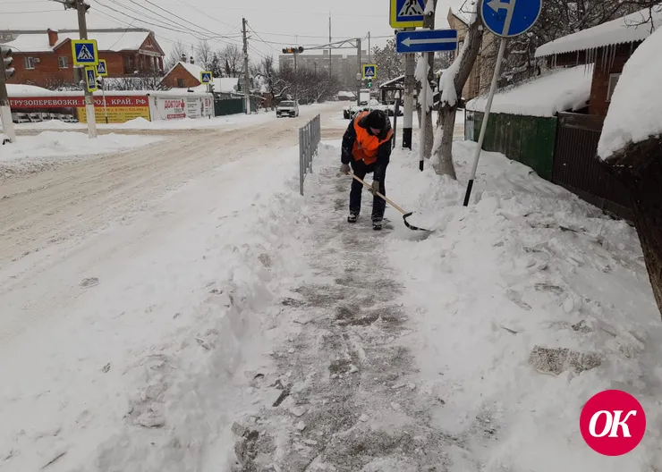 На расчистке дорог Кропоткина в данный момент задействована вся спецтехника МБУ "Феникс"