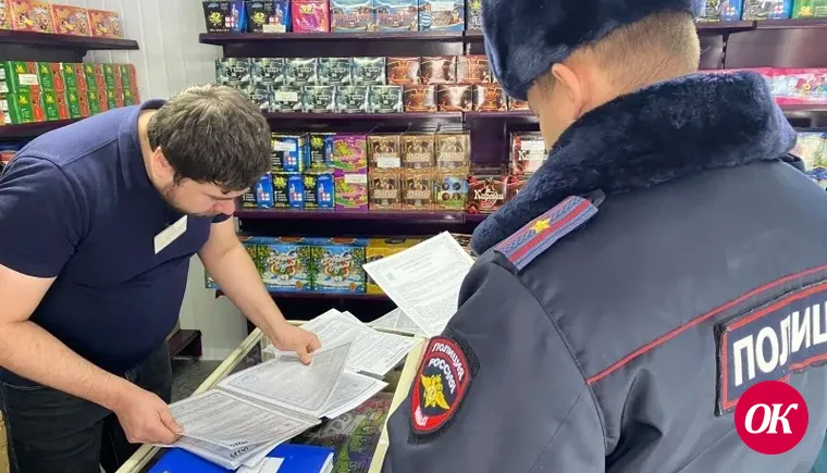 Полицейские выявляют факты незаконной вырубки елей и реализации пиротехнических изделий