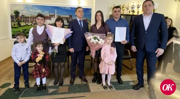 Глава Кавказского района Виталий Очкаласов вручил молодым семьям свидетельства о праве получения социальной выплаты на приобретение жилья