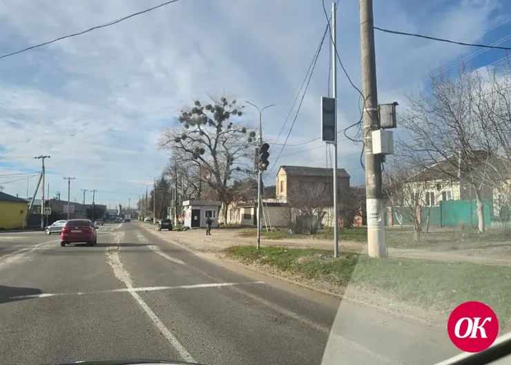 В Кропоткине на перекрестке улиц Пушкина и Чапаева устанавливают новые светофоры