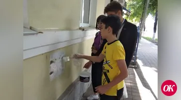 В Кропоткине молодежь уничтожает пронаркотические надписи на фасадах зданий