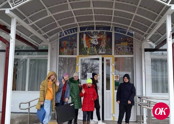 Над входом в художественную школу г.Кропоткина установлен новый навес