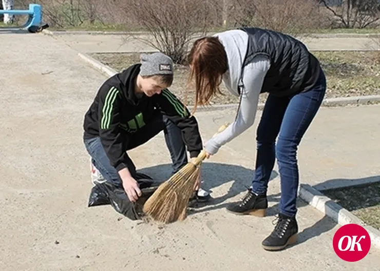 Начали весну с уборки