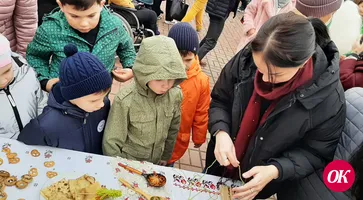 Посетителей кропоткинского парка культуры научили делать масленичный оберег