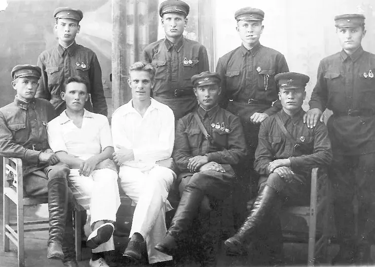 Фома Денисович Шейченко в госпитале, сидит второй слева.