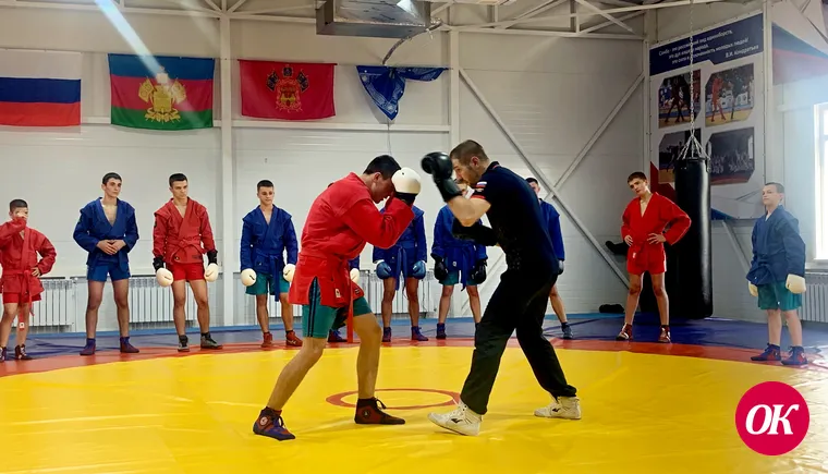Не держать ноги широко во время боя посоветовал чемпион мира по боксу, депутат ГД РФ Дмитрий Пирог кадетам Кропоткинского казачьего корпуса