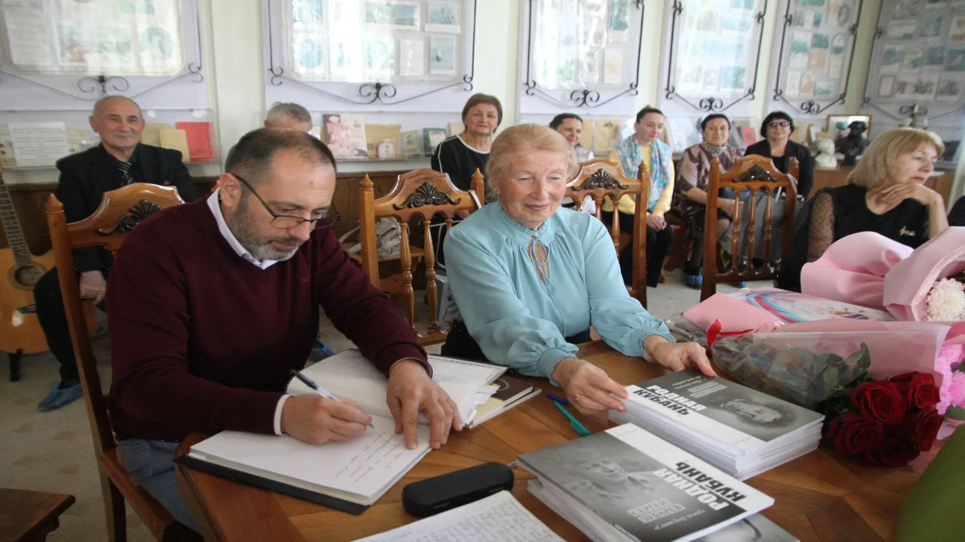 Заместитель редактора журнала «Родная Кубань» Н.И. Крижановский передает в дар пушкинистам экземпляры журнала.