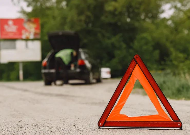 https://ognikubani.ru/wp-content/uploads/2023/02/car-with-problems-and-a-red-triangle-to-warn-other-road-users_1