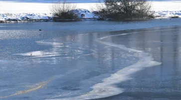 https://ognikubani.ru/wp-content/uploads/2022/12/le-lac-des-brenets-a-cheval-entre-la-france-et-la-suisse-a-partiellement-gele-ces-derniers-jours-quand-il-fa_1
