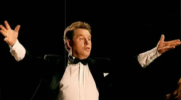 Виктор Афанасьев дирижирует сводным симфоническим оркестром 15 декабря 2006 года в театре Колесо города Тольятти