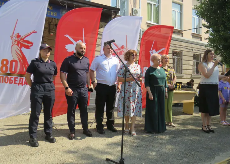 Полицейские Кавказского района провели энергичную зарядку для юных участников краевых спортивных игр «Спорт против наркотиков»