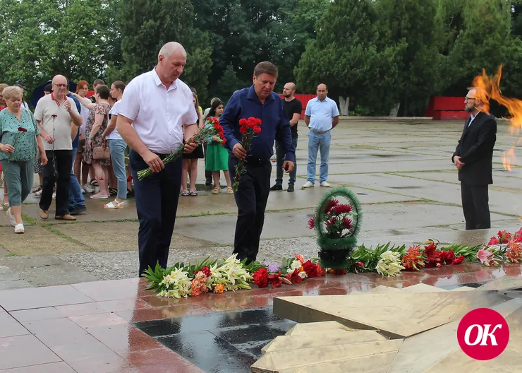 <strong>В Кропоткине в День памяти и скорби к Вечному огню возложили цветы</strong>