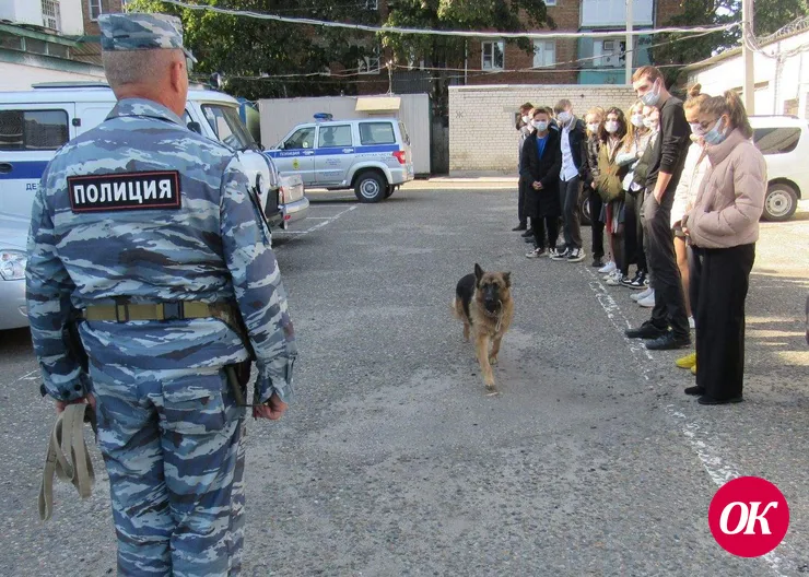 Полицейские и общественники Кавказского района провели для школьников экскурсию