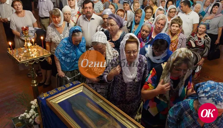 В православный праздник Успения Пресвятой Богородицы на богослужение в храм собрались более сотни прихожан