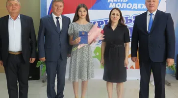 В Кавказском районе семи школьникам торжественно вручили первые паспорта и брошюры Конституции РФ