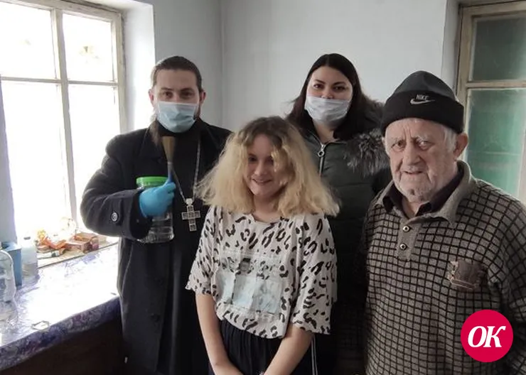 Специалисты Кавказского центра социального обслуживания населения во главе с иереем Артемием Хлякиным, клириком Покровского собора г.Кропоткина в дни попразднства Крещения Господня, посетили на дому инвалидов, одиноких людей и семьи, оказавшиеся в трудно