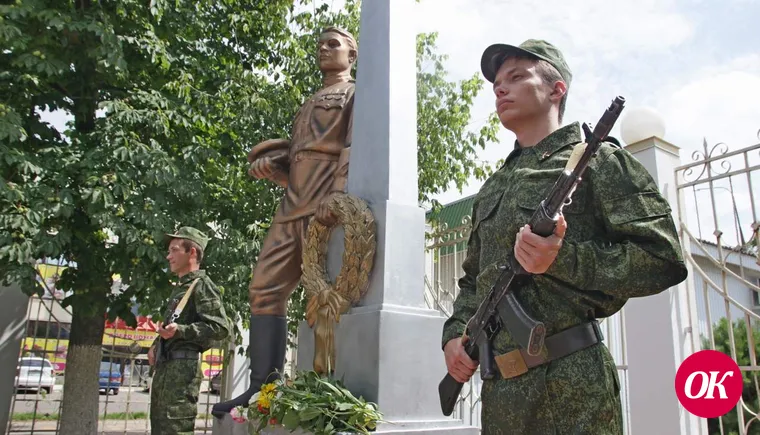 В День памяти и скорби командиры-наставники детского военного патриотического клуба «Патриот» в знак уважения к воинам-освободителям почтили их минутой молчания и возложили цветы к памятнику