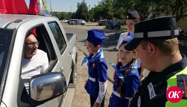 В преддверии Дня Победы госавтоинспекторы и их юные помощники вручили водителям «фронтовые треугольники»