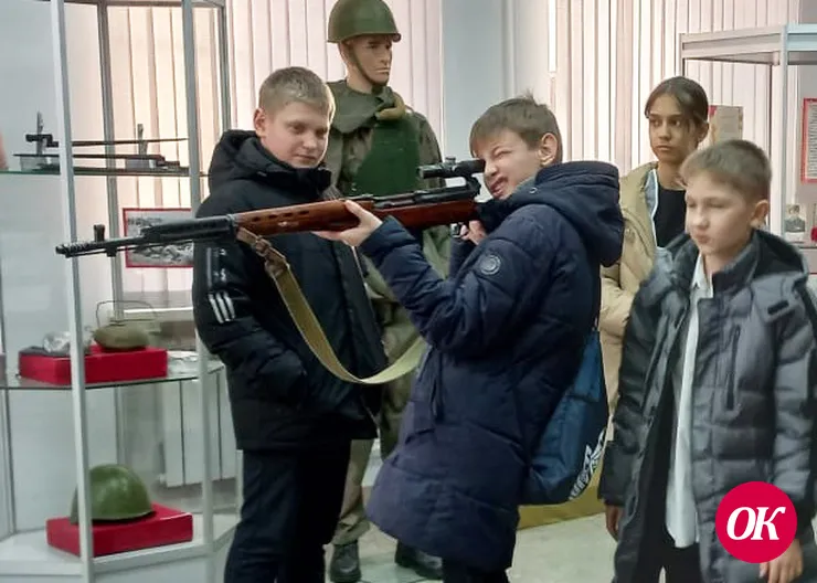 Сотрудники городского музея разрешают экспонаты трогать руками