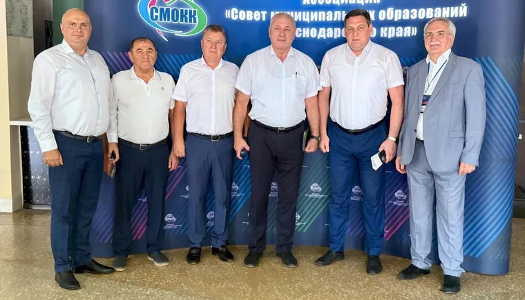 💼 Район или округ — выбор за нами  Дом культуры станицы Кавказской стал площадкой для встречи глав городских и сельских поселений, муниципальных служащих с представителем Совета муниципальных образования края. Около 200 участников из Кавказского, Гулькев