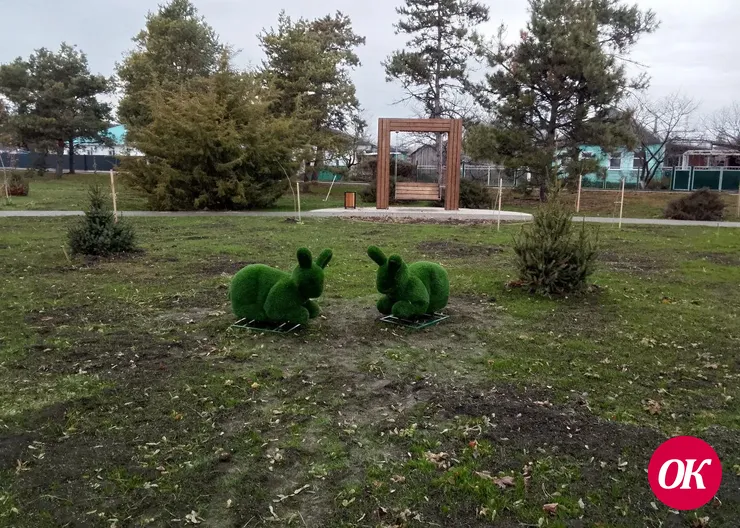 В парке поселка Мирского устанавливают топиарные фигурки