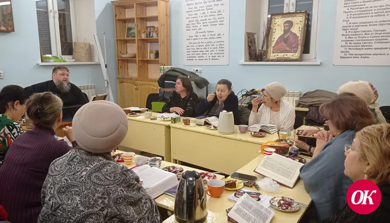 В Покровском соборе за чаепитием состоялась очередная еженедельная встреча в клубе «Панагия» по изучению Священного Писания