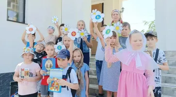 на ступеньках храма