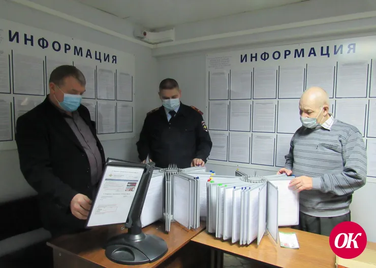 В Кавказском районе в рамках акции «Госуслуги – это просто!» полицейские и общественники провели мастер-класс для граждан