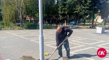 На площади у Дома культуры станицы Кавказской монтируют уличное освещение