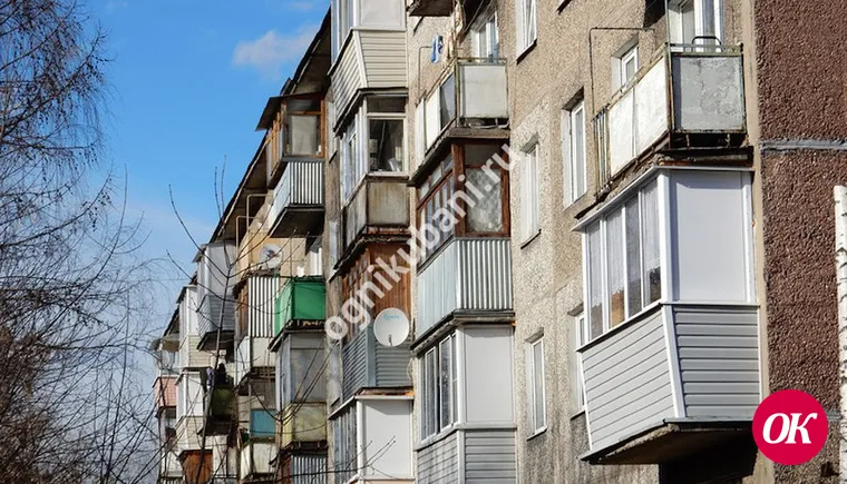 В Кропоткине с крыши многоквартирного дома обрушилась часть бетонного карниза