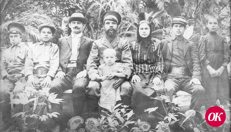 Житель Кропоткина Геннадий Дворецкий поделился с нашими читателями фотографией семьи своего прадеда, которая была сделана 120 лет назад