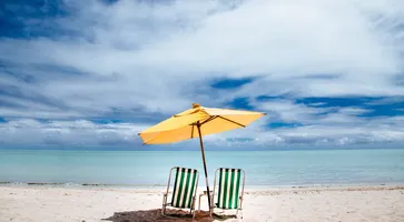 https://ognikubani.ru/wp-content/uploads/2023/04/beach-parasol-and-green-beach-chairs-on-a-shore