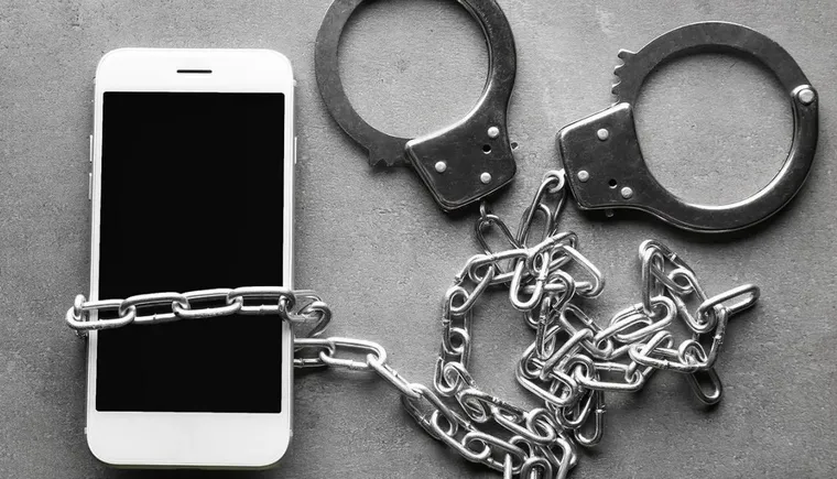 наручники и телефон