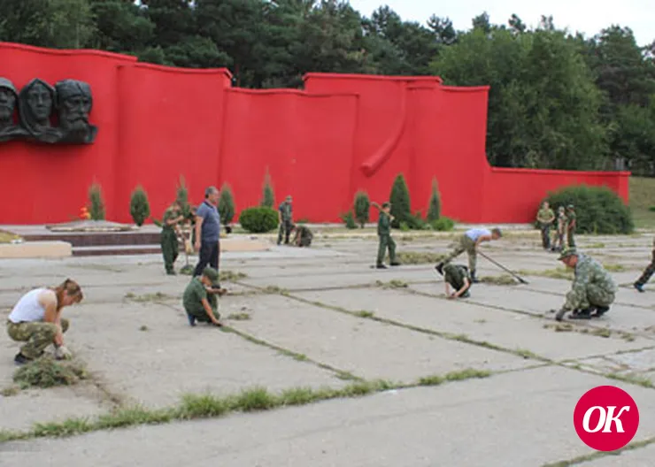 Ребята из детского военно-патриотического клуба «Патриот» накануне Дня района-Дня города провели добровольную акцию по уборке площади мемориального комплекса.