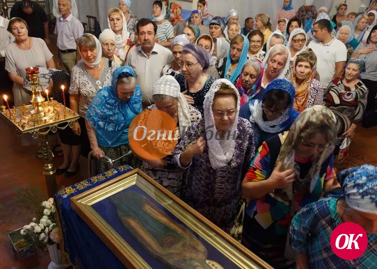 В православный праздник Успения Пресвятой Богородицы на богослужение в храм собрались более сотни прихожан