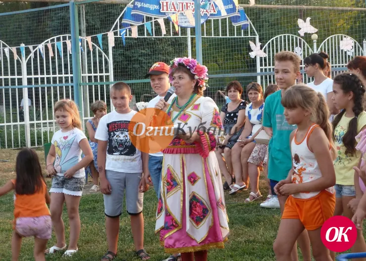 Девчонки и мальчишки поселка имени М.Горького все лето пропадали в Доме культуры у Натальи Цокол.