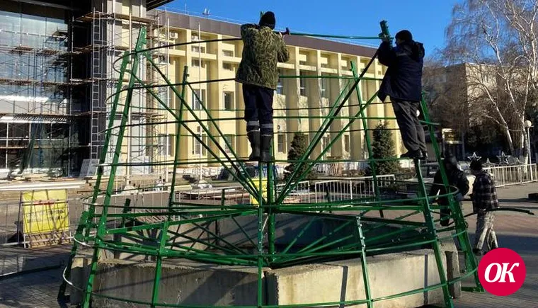 На площади ДК приступили к установке главной новогодней елки