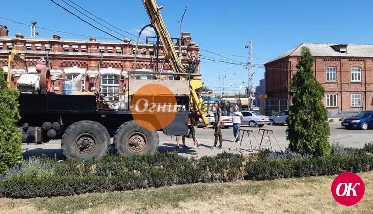 На привокзальной площади Кропоткина идёт монтаж составляющих автоматической системы полива газонов