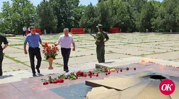Сегодня в День памяти и скорби в Парке 30-летия Победы города Кропоткина состоялось возложение цветов к мемориалу погибшим