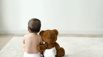 https://ognikubani.ru/wp-content/uploads/2023/01/baby-and-teddy-bear-rear-view-with-design-space