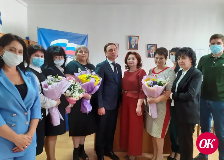 В общественной приемной местного отделения партии «Единая Россия» чествовали лучших руководителей учебных заведений Кавказского района