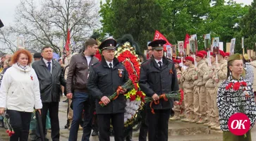 Правоохранители возложили цветы к Вечному огню в парке 30-летия Победы и поздравили с праздником ветерана войны