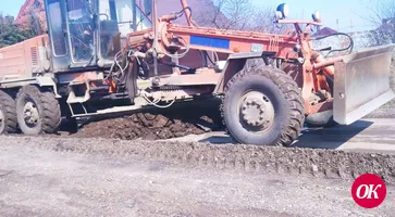 На гравийных улицах Кропоткина работает грейдер