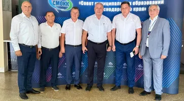 💼 Район или округ — выбор за нами  Дом культуры станицы Кавказской стал площадкой для встречи глав городских и сельских поселений, муниципальных служащих с представителем Совета муниципальных образования края. Около 200 участников из Кавказского, Гулькев