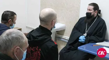 Священник проповедовал обитателям дома ночного пребывания