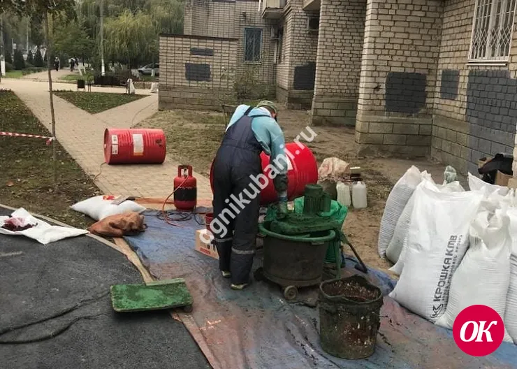 В Кропоткине на детской игровой площадке в районе нового сквера по улице Красной укладывают мягкое покрытие